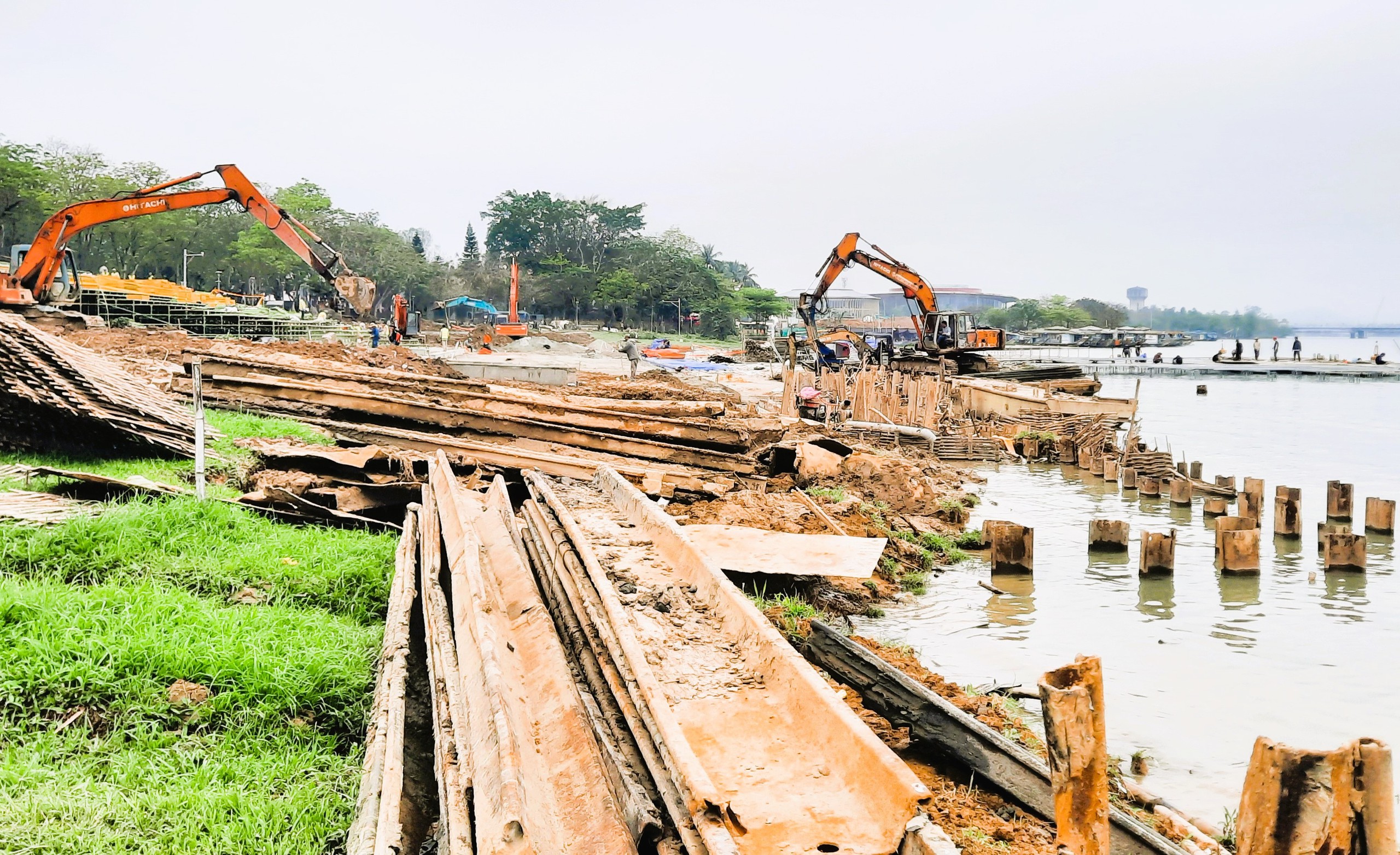 Gấp rút thi công sân khấu nổi trên sông phục vụ khai mạc Năm Du lịch quốc gia 2025- Ảnh 7.